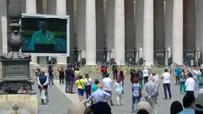 Decenas de fieles regresaron a la plaza de San Pedro