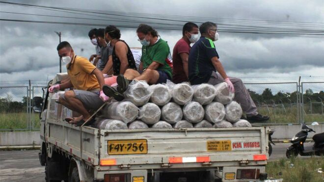 Recogiendo ayuda humanitaria