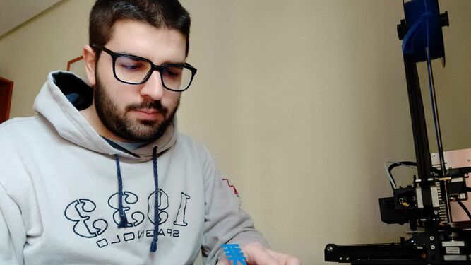 Daniel Lomas, fabricando los salvaorejas