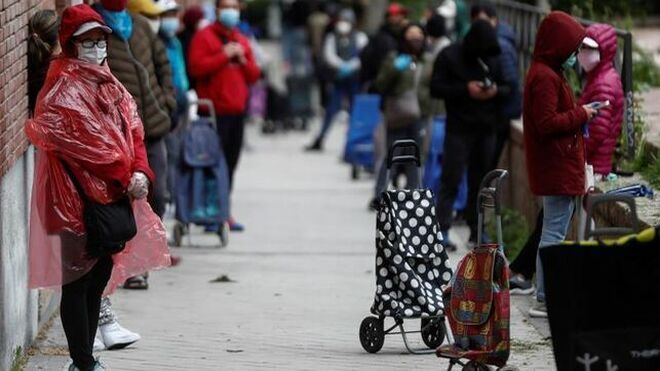 Colas para repartir comida en una parroquia de Madrid