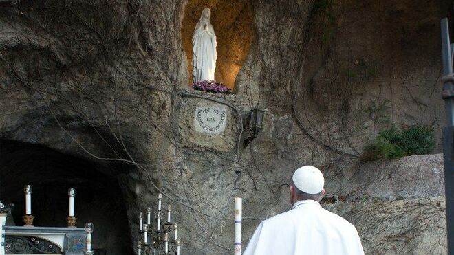 ¿Cómo rezar con el Papa el Rosario contra el coronavirus?