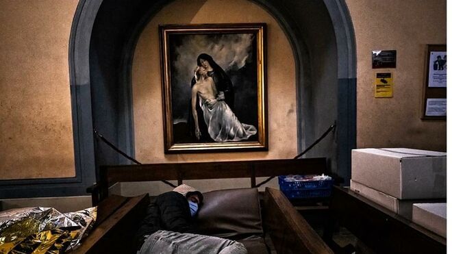 Un descanso para los sin techo en la iglesia de Santa Anna de Barcelona