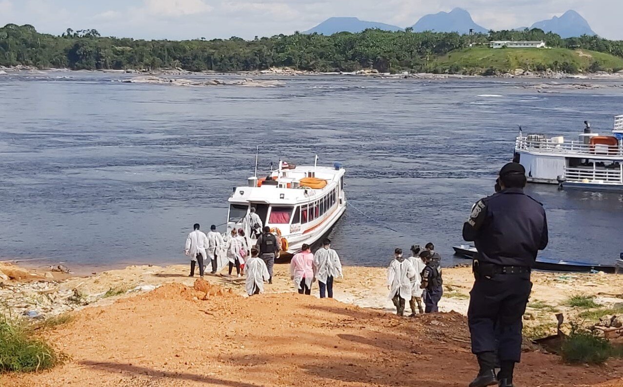 Lancha llegando a São Gabriel