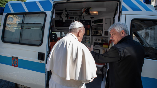 El Papa Francisco , la "Ambulancia para los pobres de Roma" y el limosnero del Vaticano
