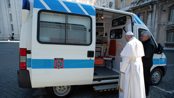 Francisco bendice la "Ambulancia para los pobres" de la Limosnería apostólica