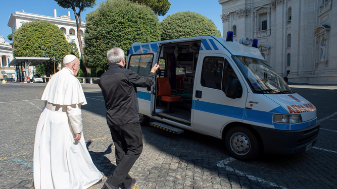 El Papa y la nueva ambulancia del Vaticano y su Limosnería, en Roma