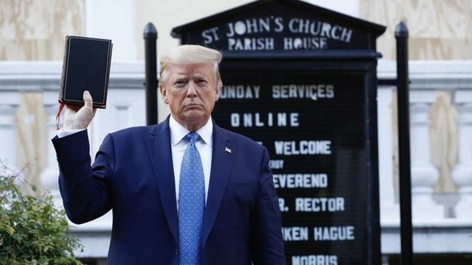 Trump, con Biblia