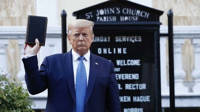 Trump, Biblia en mano