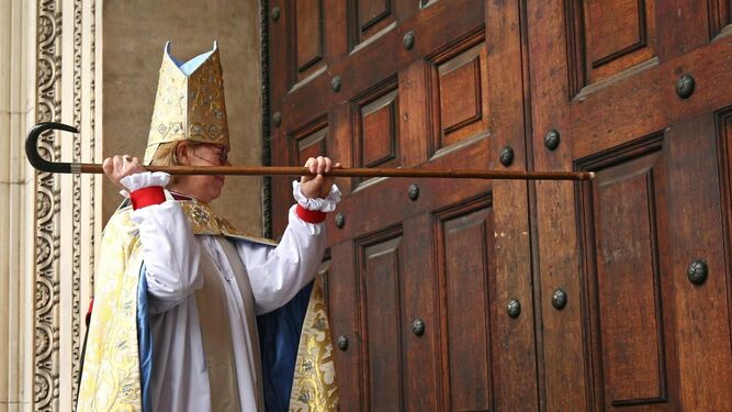 Las mujeres llaman a las puertas de la Iglesia