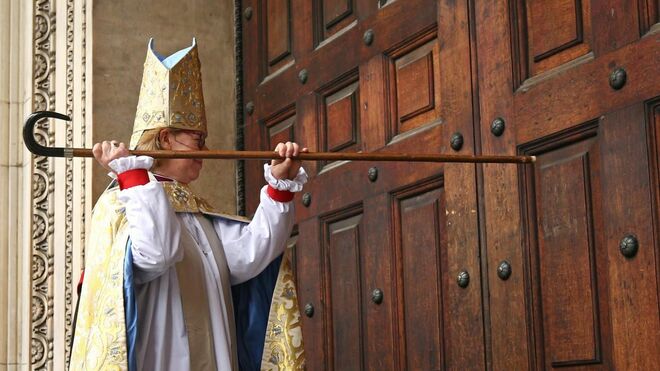 Las mujeres llaman a las puertas de la Iglesia