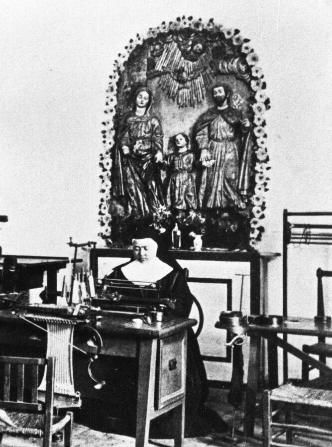 Bonifacia en el taller