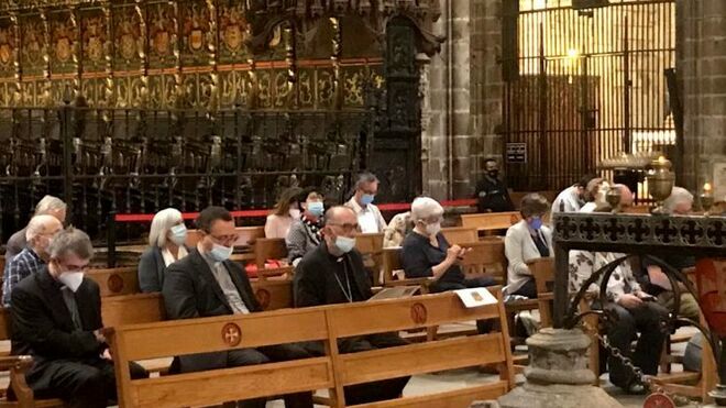 Omella, con mascarilla, junto a sus auxiliares en la vigilia de Pentecostés en la catedral de Barcelona