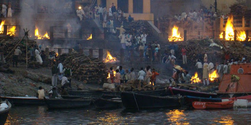 gala-azul-cenizas-en-el-mar-cremaciones-en-el-ganges