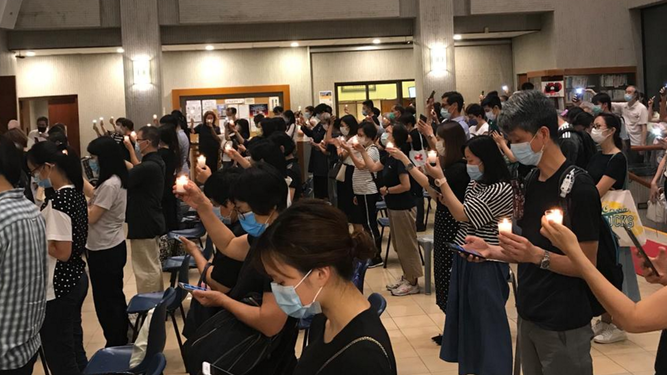 Fieles conmemoran a las víctimas de Tiananmen con velas