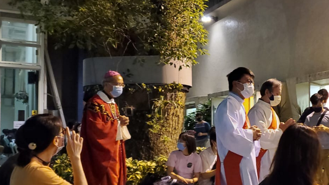 Mons. Joseph Ha, entrando a celebrar la misa conmemorativa