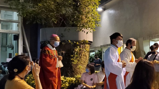 Mons. Joseph Ha, entrando a celebrar la misa conmemorativa