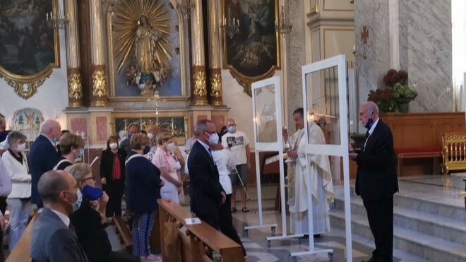 Dar la comunión tras mamparas de cristal