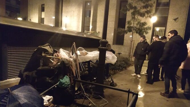 Voluntarios ayudan en las noches