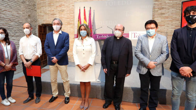 La alcaldesa de Toledo y el deán de la catedral, en el centro
