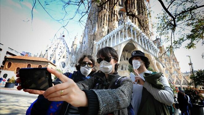 Turistas con mascarilla en la Sagrada Familia