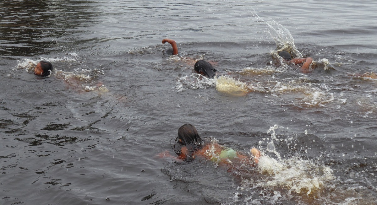 Niños en el río