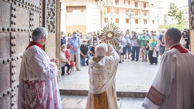 Cañizares asoma la custodia a la puerta de la catedral