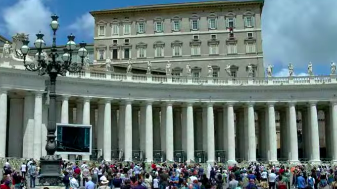 Centenares de fieles, esperando al Papa