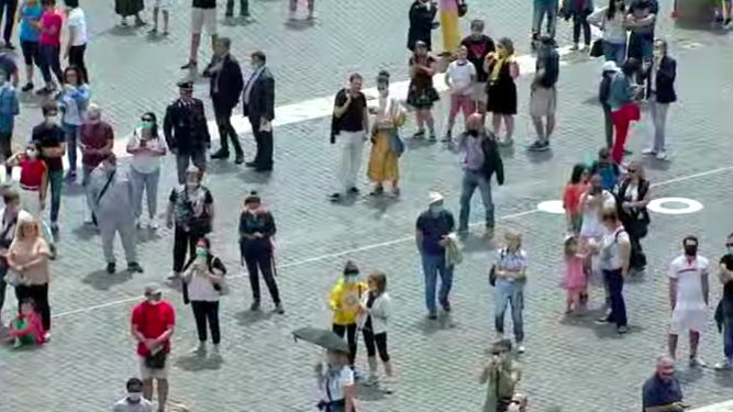 Fieles esperando al Papa