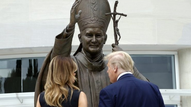 Trump frente a la escultura de Juan Pablo II