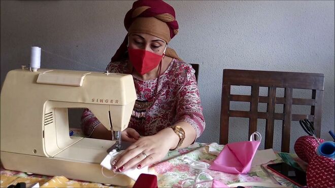 Mascarillas solidarias de mujeres refugiadas sirias para los sin techo de San Antón