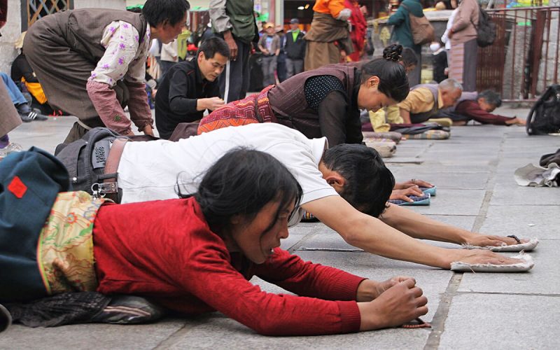 lhasa-tibetanos-rezando-arrodillados-templo-jokhang-800x500