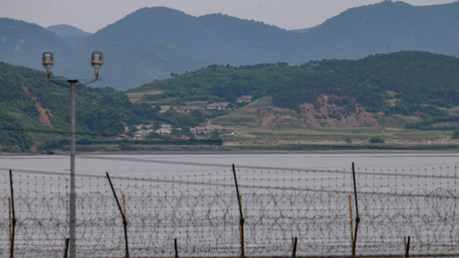 La valla que separa Corea del Norte y Corea del Sur