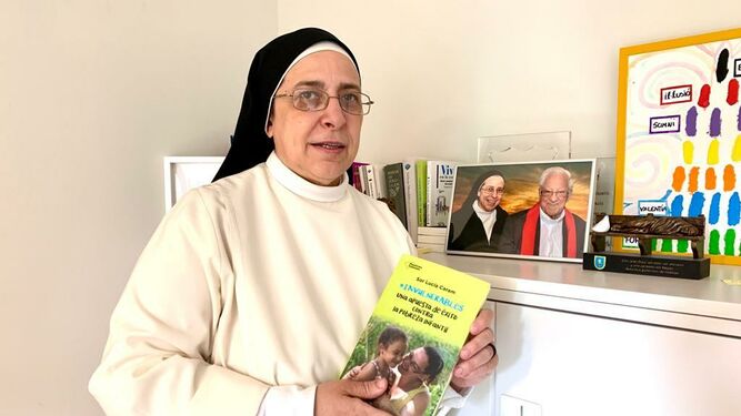 Sor Lucía Caram, con su libro y un retrato junto al padre Ángel