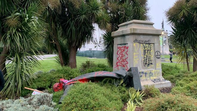 Derribo de una estatua de fray Junípero Serra