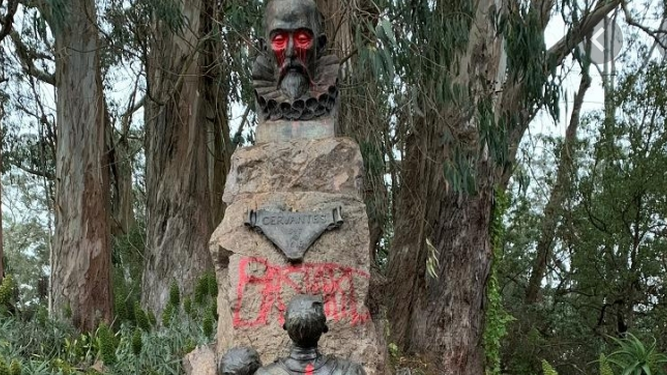Miguel de Cervantes, con la pintada "bastardo"