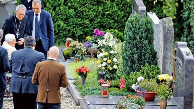 Benedicto XVI, en la tumba de sus padres
