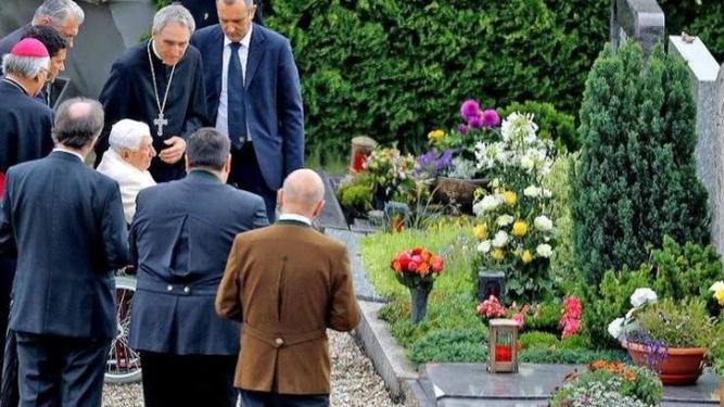 Benedicto ante la tumba de sus padres