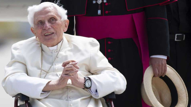 Ratzinger en Ratisbona, en silla de ruedas