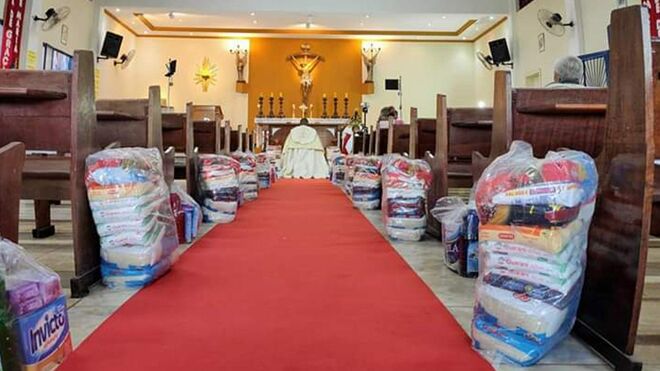 Entrega de la donación del Papa