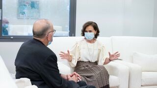 La vicepresidenta del Gobierno, Carmen Calvo, conversa con Juan José Omella