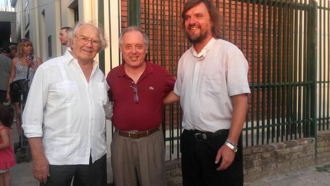 El autor con el Premio Nobel de la Paz, Adolfo Pérez Esquivel, y el padre Di Paola