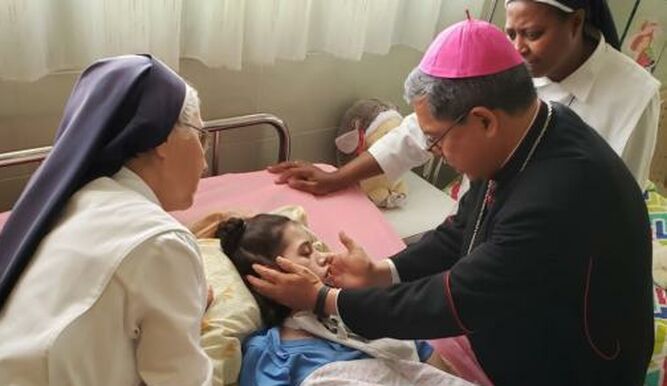 Monseñor Luis José visita un enfermo