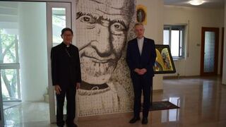 Cardenal Tagle durante su visita a los Vicentinos