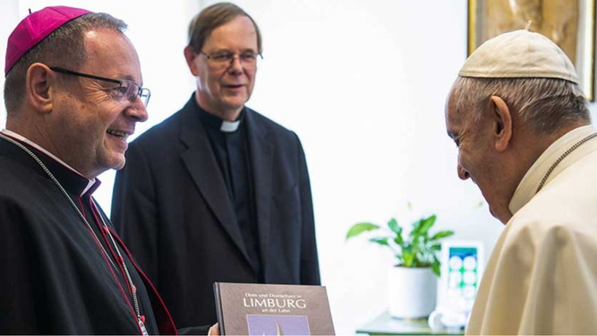 El papa, en la audiencia concedida a monseñor Bätzing