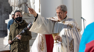Eduardo Tánger realizando el exorcismo para 'expulsar la pestífera pandemia'