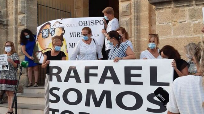 Grupos de parroquia en Conil apoyan al sacerdote Rafael Vez