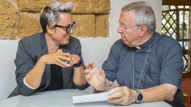 El obispo de Mallorca, Sebastià Taltavull, y la regidora del Ayuntamiento de Palma, Sonia Vivas