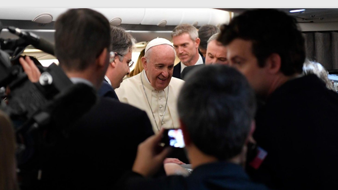 El Papa, con periodistas