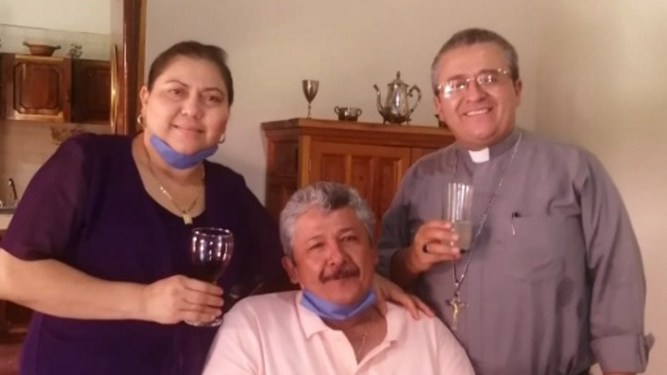 Joel, con su hermano Olegario y su cuñada Noelia
