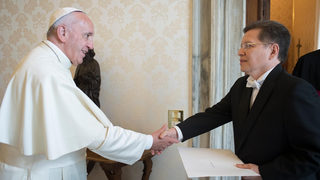 El Papa saluda a Julio César Caballero